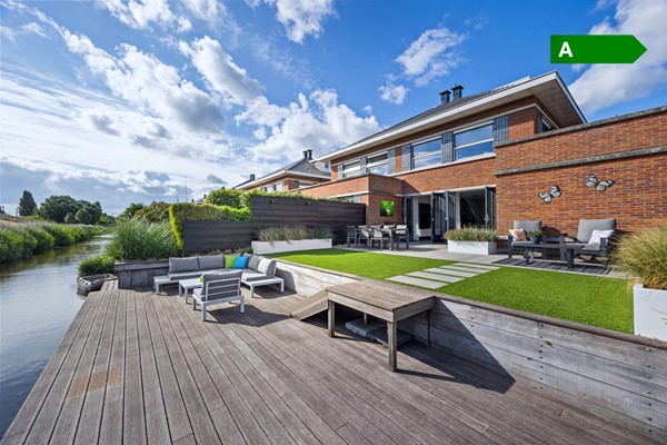 Beautifully situated semi-detached house with five bedrooms and garage
